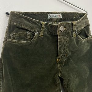 Adorable corduroy pants in dark green! Low rise, American Eagle.